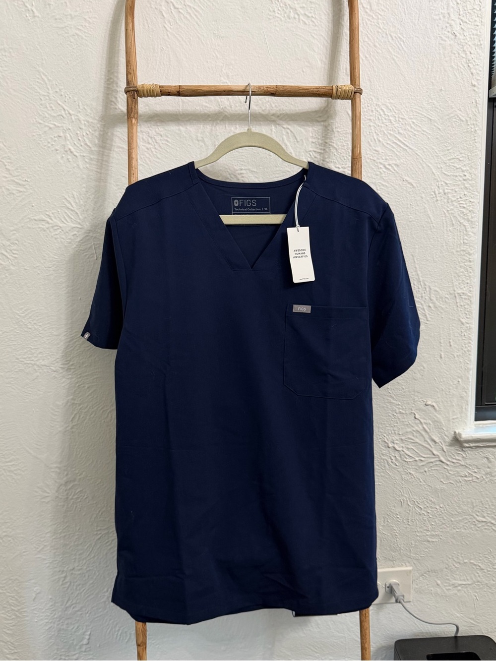 Men’s Figs navy scrub top